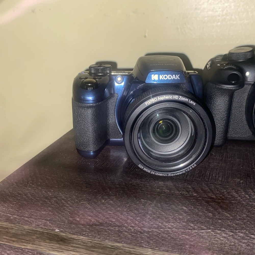 I’m selling this Kodak camera its works really good & I’m selling this canon cam